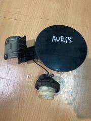 Фото запчасти лючок бензобака Toyota Auris 2009 контрактная запчасть Запчасть лючок бензобака Toyota Auris 2009