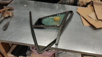 Стекло (форточка) переднее левое PEUGEOT 308 2010