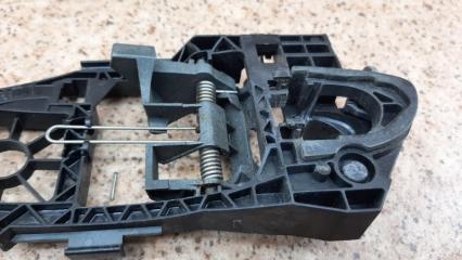 Кронштейн ручки двери Passat 2005-2010 B6