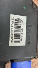 Замок двери передний правый Touareg 2003-2010