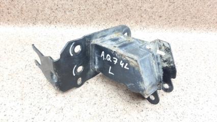 Запчасть кронштейн передний левый Audi Q7 2005-2009