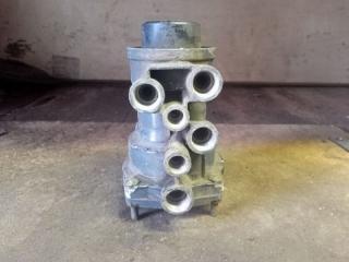 Кран управления тормозами прицепа Mercedes-Benz Atego 1999