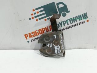 Замок капота передний левый Mercedes Atego 2000
