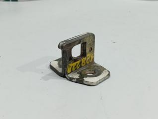 Ответная часть замка двери Mercedes 814D Б/У Ответная часть замка двери Mercedes 814D