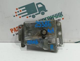 Замок капота правый Mercedes Actros MP1