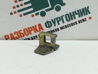 Ответная часть замка двери Mercedes 814D 1990 Б/У Ответная часть замка двери Mercedes 814D 1990