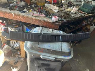 Запчасть накладка на замок багажника Toyota Harrier 2005 GSU35W 58387-48030 контрактная Накладка на замок багажника Toyota Harrier 2005 GSU35W 58387-48030 контрактная
