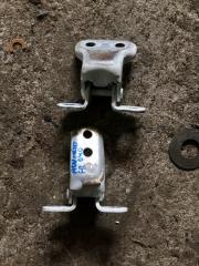 Петля двери передняя правая Toyota Camry 2010