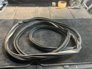 Фото запчасти уплотнительная резинка багажника Toyota Gaia 1998 контрактная запчасть Запчасть уплотнительная резинка багажника Toyota Gaia 1998