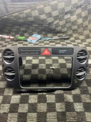 Запчасть рамка магнитолы Volkswagen TIGUAN 2011