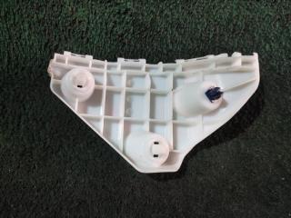 Крепление бампера левое переднее  DAIHATSU   BOON   M600S   1KR   52116-B1050  2 ракурс