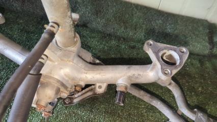 Корпус термостата  MITSUBISHI   PROUDIA   S33A   8A80     3 ракурс