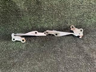 Петля капота TOYOTA VITZ SCP13 1 ракурс Петля капота TOYOTA VITZ SCP13 1 ракурс