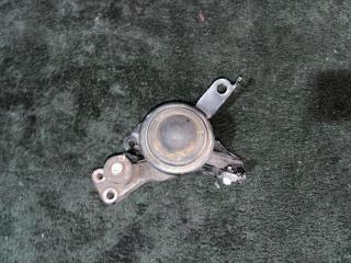 Подушка двигателя правая передняя  TOYOTA   AQUA   NHP10   1NZ     2 ракурс