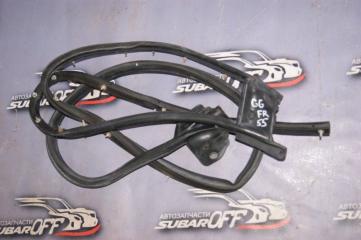 Уплотнительная резинка боковой двери передняя правая Subaru Impreza 2004