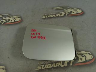 Фото запчасти лючок топливного бака Subaru Legacy 2001 контрактная запчасть Запчасть лючок топливного бака Subaru Legacy 2001