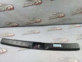 Накладка замка багажника Subaru Forester 2006 контрактная Накладка замка багажника Subaru Forester 2006