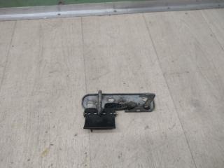 Запчасть крючок капота volkswagen passat 2010-2016