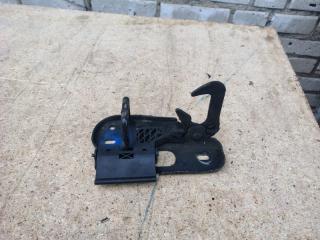 Запчасть крючок капота Volkswagen Passat 2010