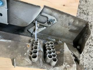 Порог кузова Prius 2018 ZVW50 2ZR-FXE