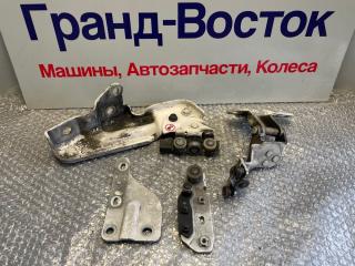 Запчасть ролик раздвижной двери левый Nissan NV200 2012