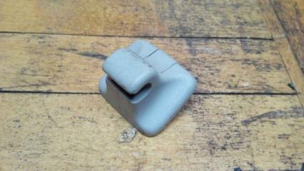 Запчасть крючок солнцезащитного козырька Volkswagen Passat 2005-2010