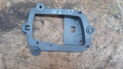 Запчасть кронштейн ручки двери задний правый Mitsubishi Grandis 2004-2010