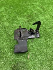 Запчасть ответная часть замка капота Audi Q7 2005-2015