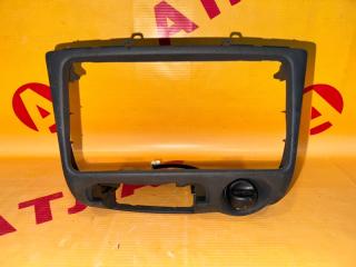 Консоль магнитофона TOYOTA Vitz 2004