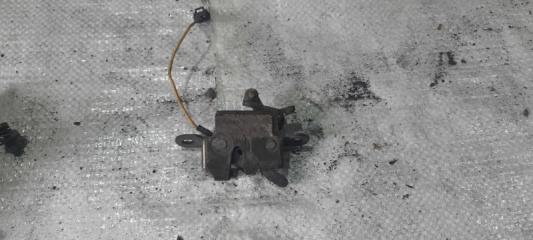 Запчасть замок багажника задний Mazda 626 1995
