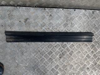 Запчасть накладка на порог наружная передняя Mercedes-benz E230 1986