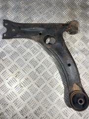 Фото запчасти рычаг подвески нижний передний правый Pontiac Vibe 2005 контрактная запчасть Запчасть рычаг подвески нижний передний правый Pontiac Vibe 2005