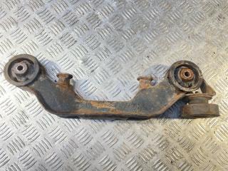 Фото запчасти кронштейн редуктора задний Pontiac Vibe 2005 контрактная запчасть Запчасть кронштейн редуктора задний Pontiac Vibe 2005