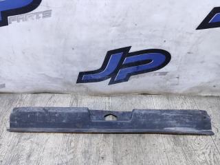 Запчасть накладка замка багажника Лада Приора 2011