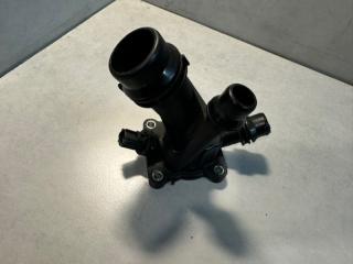 Фото запчасти корпус термостата Volvo XC60 2012 контрактная запчасть Запчасть корпус термостата Volvo XC60 2012