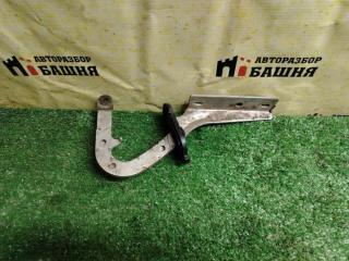 Фото запчасти петля капота левая Nissan NP300 2011 Б/У запчасть Запчасть петля капота левая Nissan NP300 2011