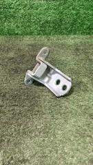 Фото запчасти петля двери передняя левая Nissan Patrol 2011 Б/У запчасть Запчасть петля двери передняя левая Nissan Patrol 2011