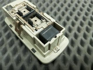 Плафон подсветки салона задний левый Skyline 2003 GH-V35 VQ25DD Плафон подсветки салона задний левый Skyline 2003 GH-V35 VQ25DD