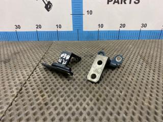 Запчасть петля двери передняя правая Toyota Crown 1993