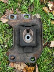 Фото запчасти опора кпп Mazda 3 Б/У запчасть Запчасть опора кпп Mazda 3