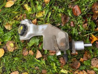 Фото запчасти главный тормозной цилиндр Mazda 3 Б/У запчасть Запчасть главный тормозной цилиндр Mazda 3