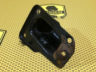 Кронштейн продольного рычага правый Skoda Octavia A7 CJSA