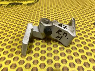 Петля двери передняя нижняя правая Skoda Octavia 2019