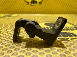 Петля двери передняя нижняя правая Volkswagen Polo 2018 Б/У Петля двери передняя нижняя правая Volkswagen Polo 2018