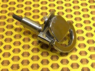 Крючок багажника Volkswagen Tiguan 2011