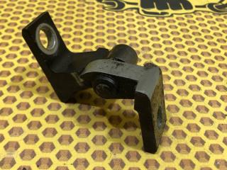 Петля двери передняя нижняя правая Volkswagen Tiguan 2011 Б/У Петля двери передняя нижняя правая Volkswagen Tiguan 2011