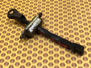 Ограничитель двери задний левый Kia Cerato 2010