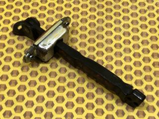 Ограничитель двери передний правый Kia Cerato 2010