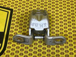 Петля двери передняя нижняя правая Kia Sorento 2010