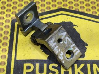 Петля двери передняя нижняя левая Skoda Octavia 2012